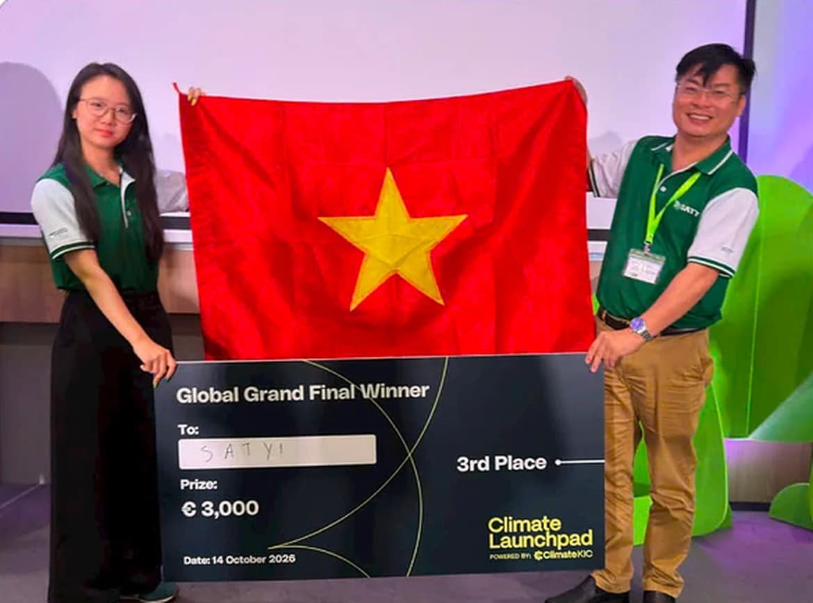 The SATY team holding the Vietnamese flag and the ClimateLaunchpad 2026 Global Grand Final 3rd Place cheque